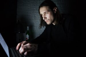 Wie Gelangt Man Ins Darknet? Was das Darknet ist und wie der Zugang grundsätzlich funktioniert